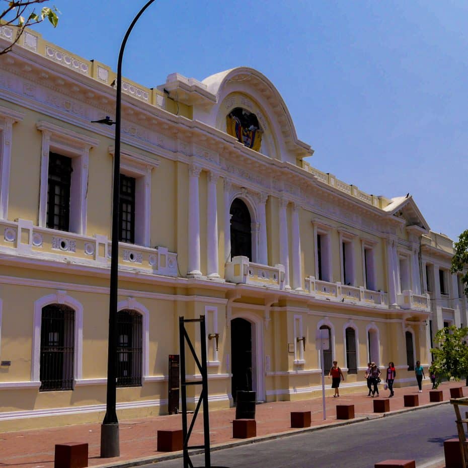 La alcaldía de Santa Marta se encuentra junto al Parque de Bolívar