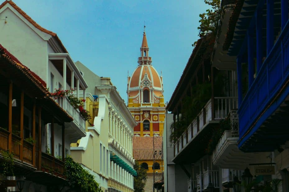 Vistas de la Catedral de Cartagena desde la Plaza de San Pedro Claver
