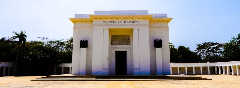 Otro monumento relacionado con Simón Bolívar, el Altar de la Patria de Santa Marta, se encuentra en la hacienda donde Bolívar pasó sus últimos días.