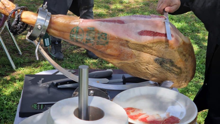 Marta cortando jamón solo para nosotros