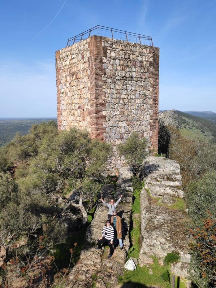 Posando junto a una torre en el Castillo de Monfragüe