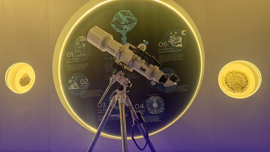 Telescopio en la zona de astronomía del Centro de Visitantes Sur