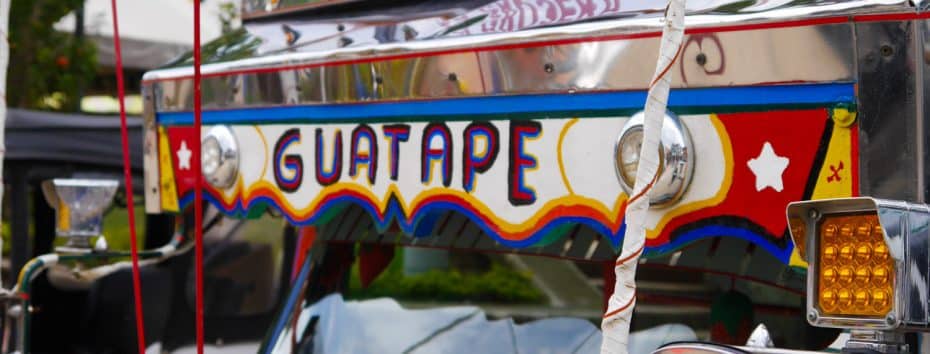 Una colorida motochiva (tuk-tuk)