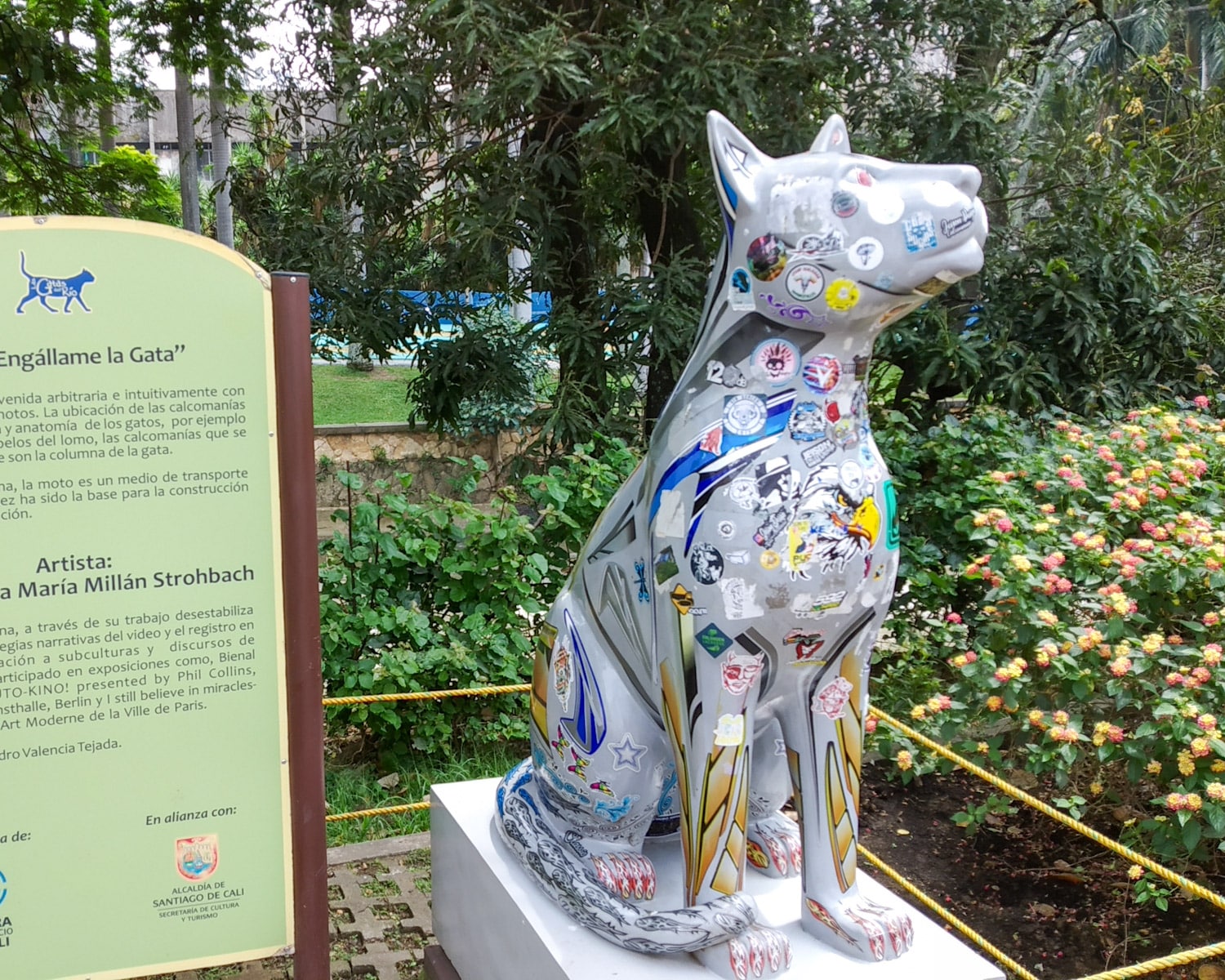 El Parque El Gato del Río de Cali está lleno de esculturas de gatos