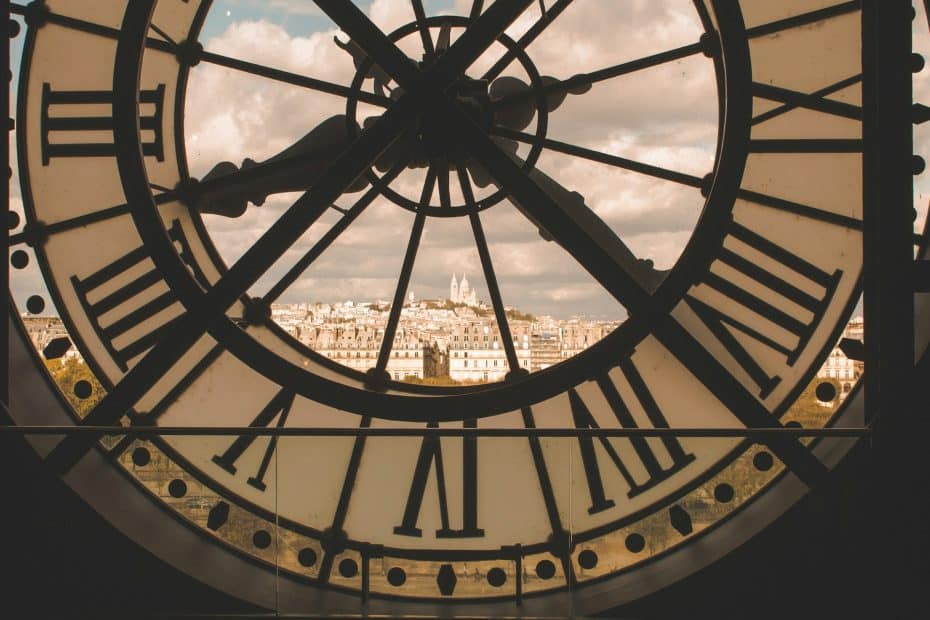 El emblemático reloj del Musée d'Orsay con vistas de París