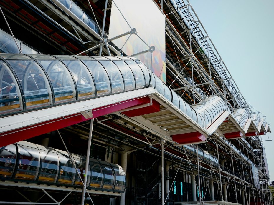 El Centre Pompidou, uno de los museos más importantes de París, bien merece una breve parada durante nuestra ruta por Le Marais