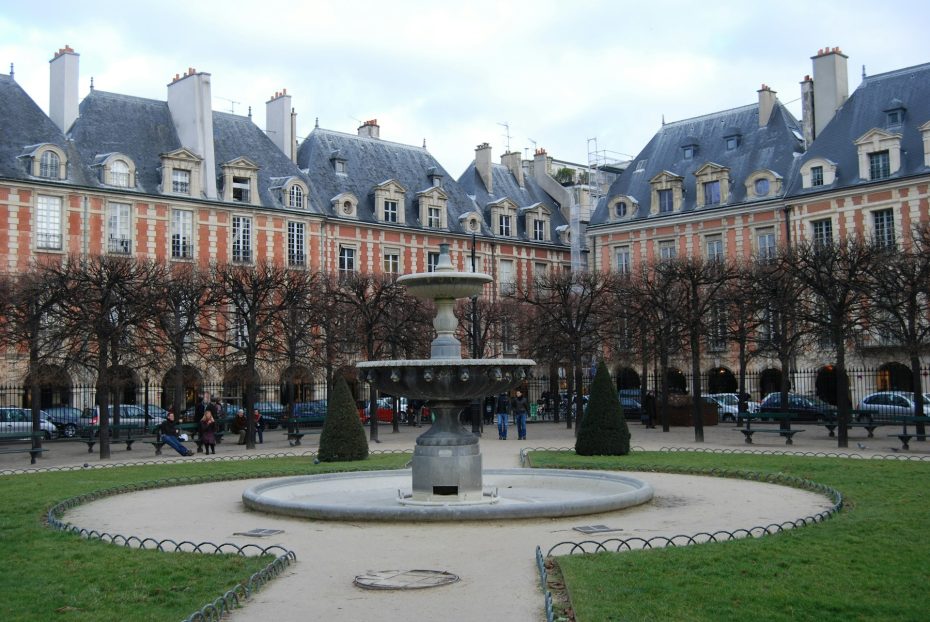 La Place des Vosges es uno de los principales atractivos de Le Marais