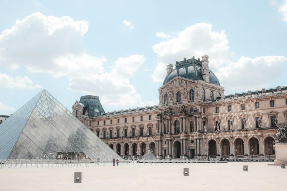 El icónico palacio y la pirámide del Louvre son visitas imprescindibles en París