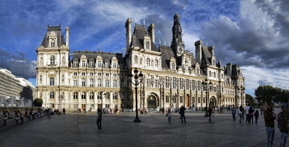El imponente Hôtel de Ville marca el inicio de nuestro recorrido por el barrio gay de París