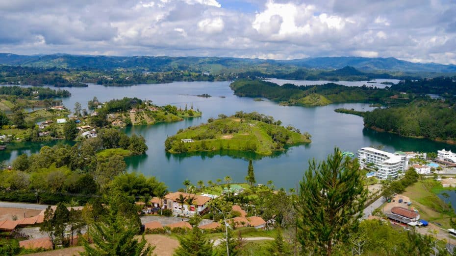 La cima de El Peñón de Guatapé ofrece vistas impresionantes