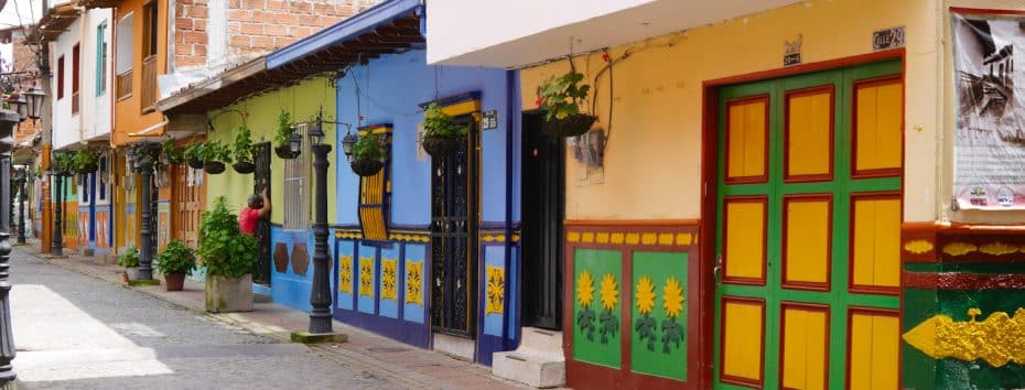Casas con zócalos tradicionales en el centro de Guatapé