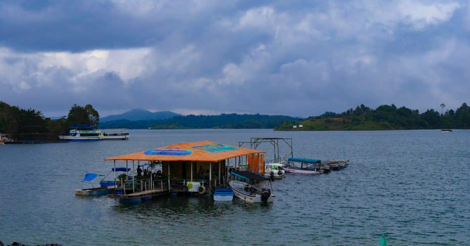 Vistas del embalse desde el Malecón de Guatapé