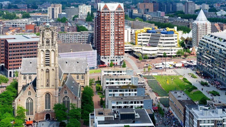 El centro de Róterdam ofrece un contraste llamativo entre arquitectura antigua y moderna