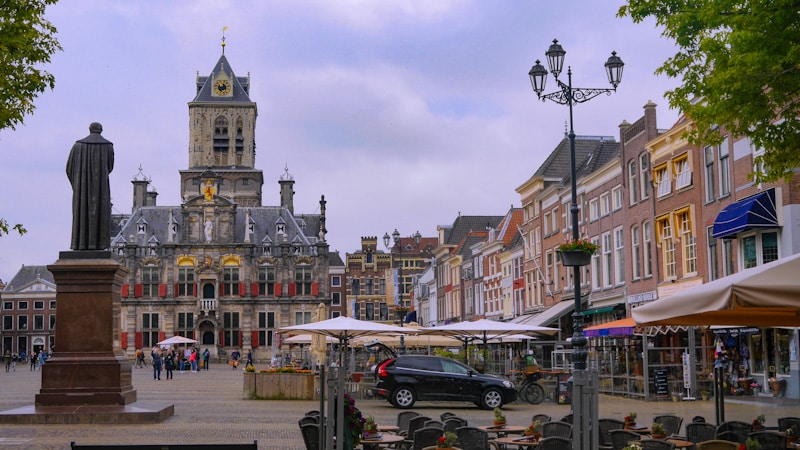 A medio camino entre Róterdam y La Haya, Delft es una ciudad universitaria animada, con cafeterías y calles ideales para ir en bici