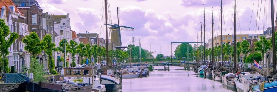 A poca distancia del centro de Róterdam, Delfshaven muestra canales, cervecerías y arquitectura típica neerlandesa
