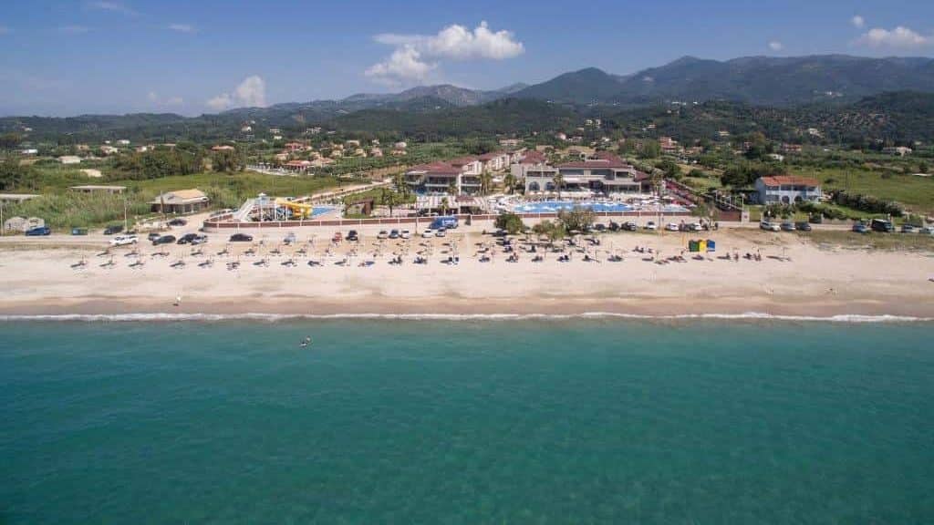 Acharavi es uno de los principales destinos turísticos de la costa norte de Corfú. Combina vida de playa con senderismo, lo que lo convierte en un lugar ideal para familias y viajeros independientes.