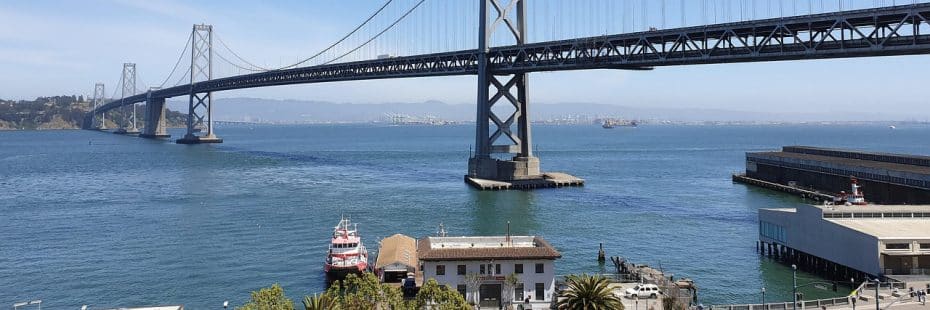 Al otro lado de la bahía, Oakland ofrece una vibrante escena artística, naturaleza urbana en Lake Merritt y barrios con historia.