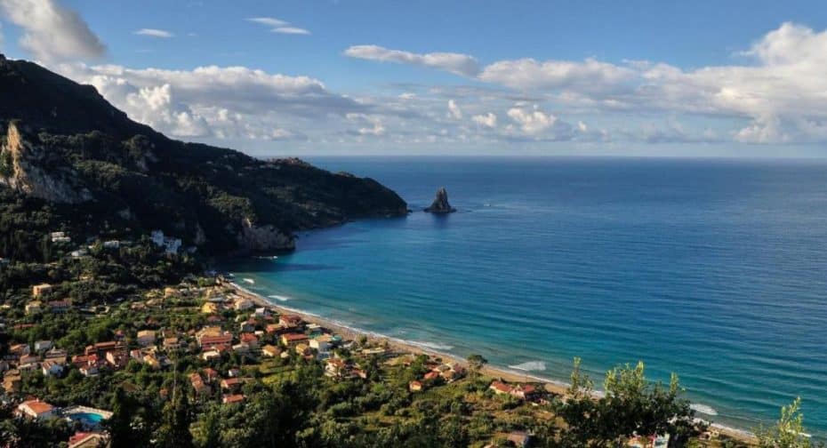 Agios Gordios es un pequeño resort de playa con ambiente relajado. Es una de las mejores zonas donde alojarse en la isla de Corfú.