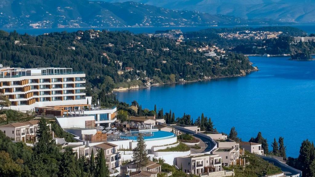 Benitses es un antiguo pueblo pesquero reconvertido en resort costero, ubicado a solo 13 kilómetros al sur de la Ciudad de Corfú, en la costa este de la isla.
