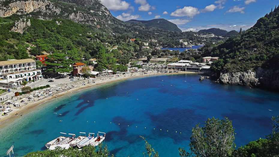 Paleokastritsa se extiende entre varias calas pequeñas de aguas turquesas y acantilados escarpados, en la ladera de una colina verde con vistas de postal en cada rincón.