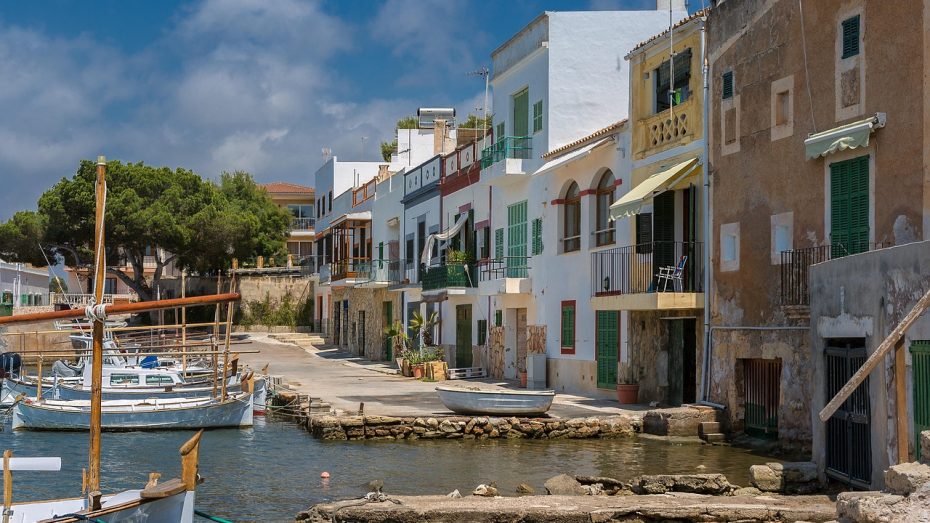 El encantador Portocolom ofrece un ritmo más tranquilo que las localidades turísticas más famosas de Mallorca