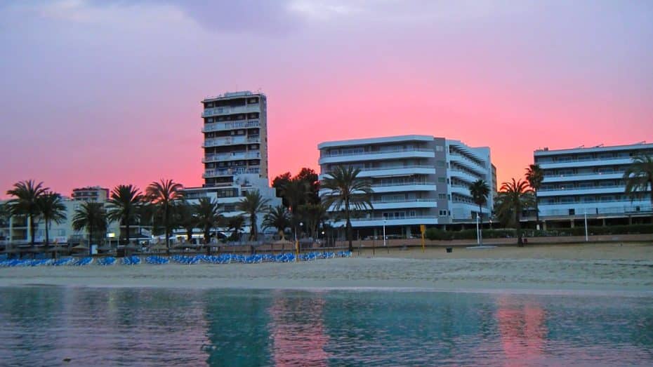 Considerada la capital fiestera de la isla, Magaluf es una de las mejores zonas donde alojarse en Mallorca para vida nocturna y viajes en grupo.