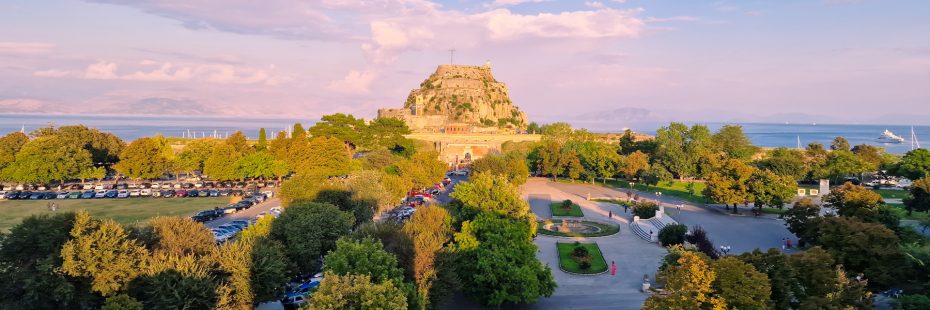 La Ciudad de Corfú es una de las mejores zonas donde alojarse para quienes buscan historia, arquitectura y comodidad urbana sin necesidad de coche.
