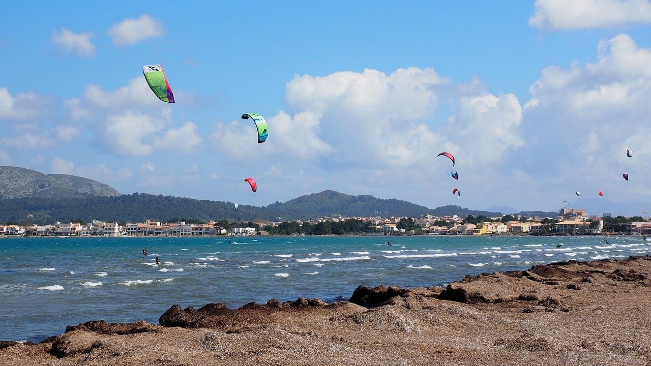 El Port de Pollença es una de las mejores zonas de playa para practicar deportes acuáticos en Mallorca