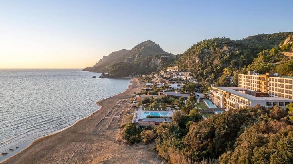 Glyfada es conocida por su extensa playa de arena fina, aguas turquesa y fácil acceso desde la capital