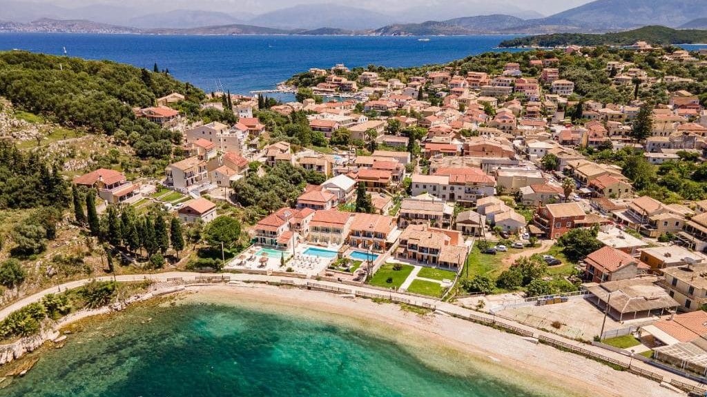 Kassiopi es ideal para quienes buscan equilibrio entre playa, exploración ligera y un ambiente sociable.