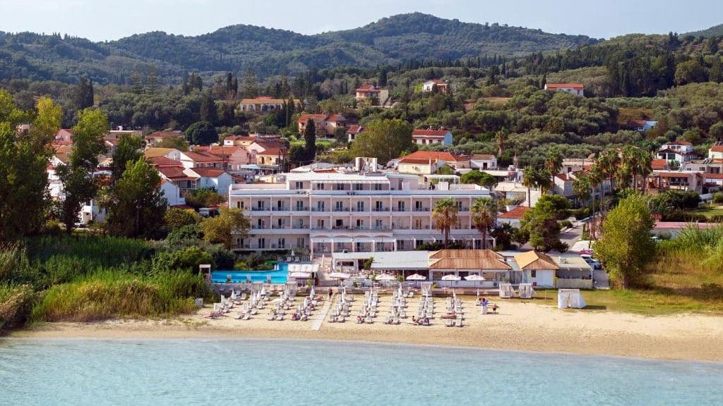 Kavos es el destino fiestero más famoso de Corfú, muy popular entre los viajeros jóvenes que buscan vida nocturna, actividades de playa y ambiente social.