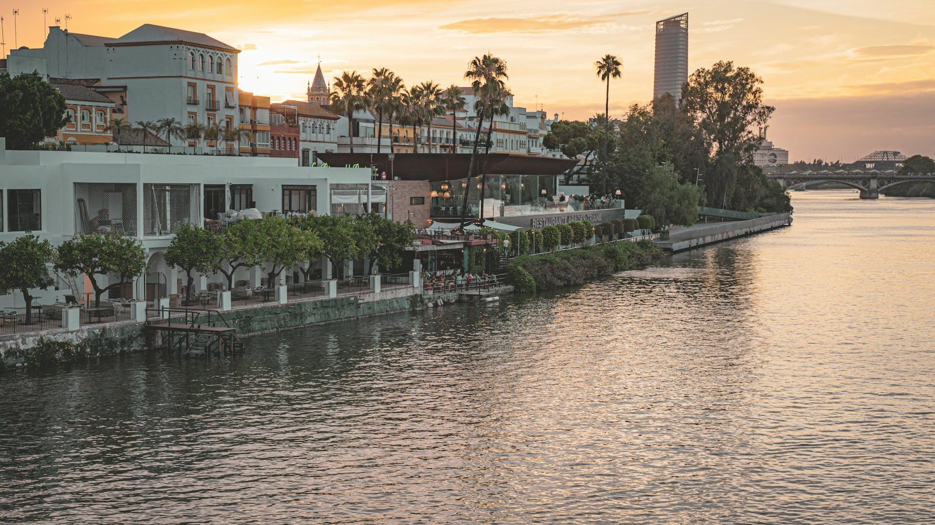 Situato dall’altra parte del fiume rispetto al centro città, Triana è famoso per la tradizione del flamenco e l’atmosfera vivace.