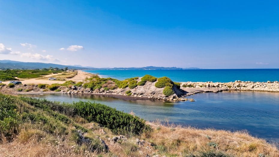 Ubicada junto al mar, Acharavi es una zona de playa encantadora donde alojarse en Corfú