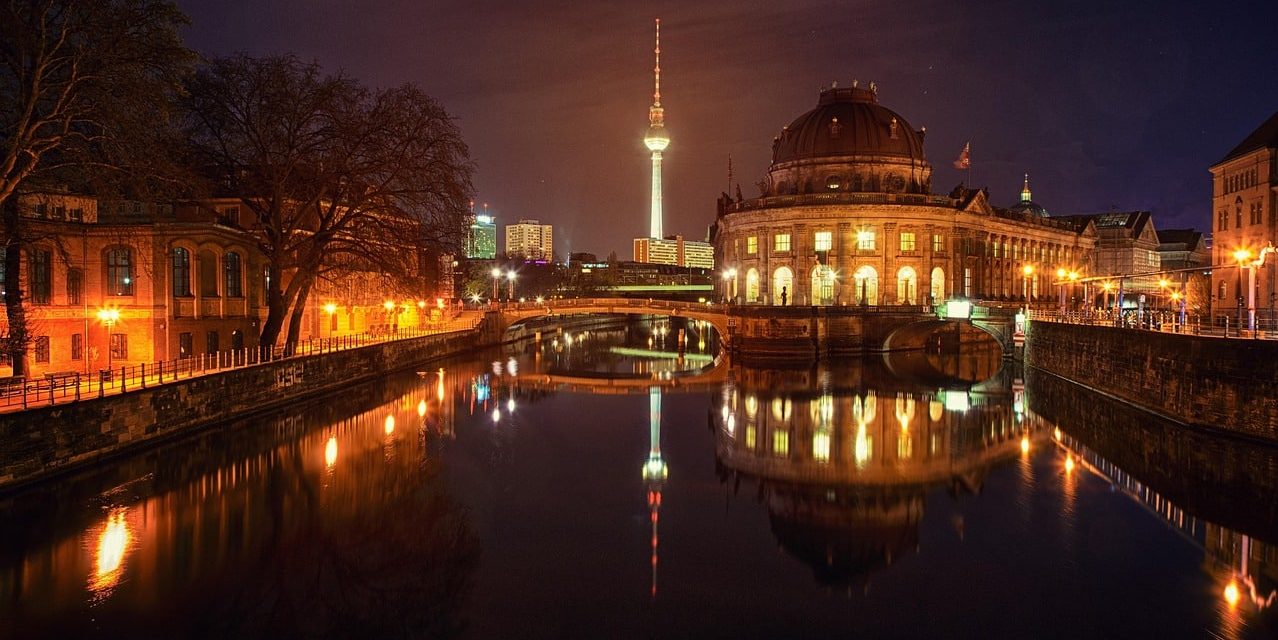 Imagen nocturna del barrio de Mitte en Berlín