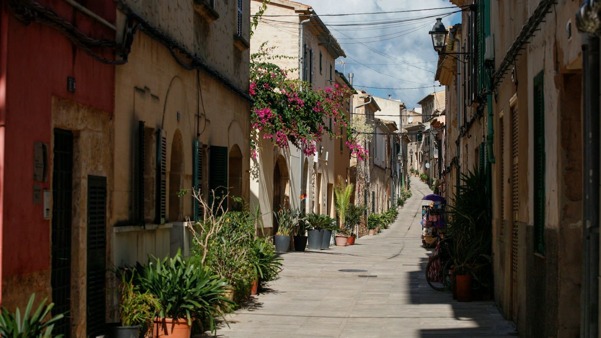 Encanto histórico, ambiente familiar y playas de arena hacen de Alcúdia y su Puerto una de las mejores zonas donde alojarse en Mallorca si viajas con niños o buscas unas vacaciones tranquilas junto al mar.