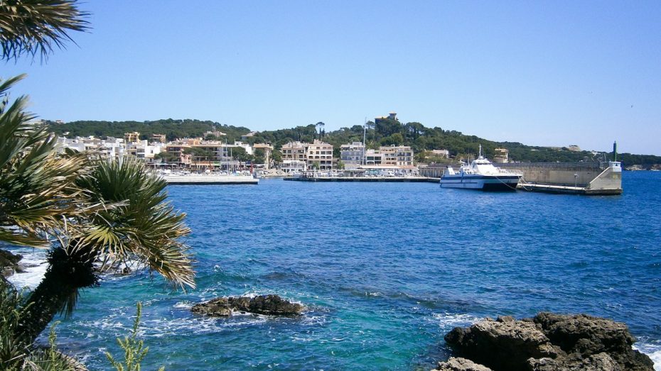 Uno de los destinos costeros más destacados de Mallorca, Cala Ratjada combina playas soleadas con animada vida nocturna.