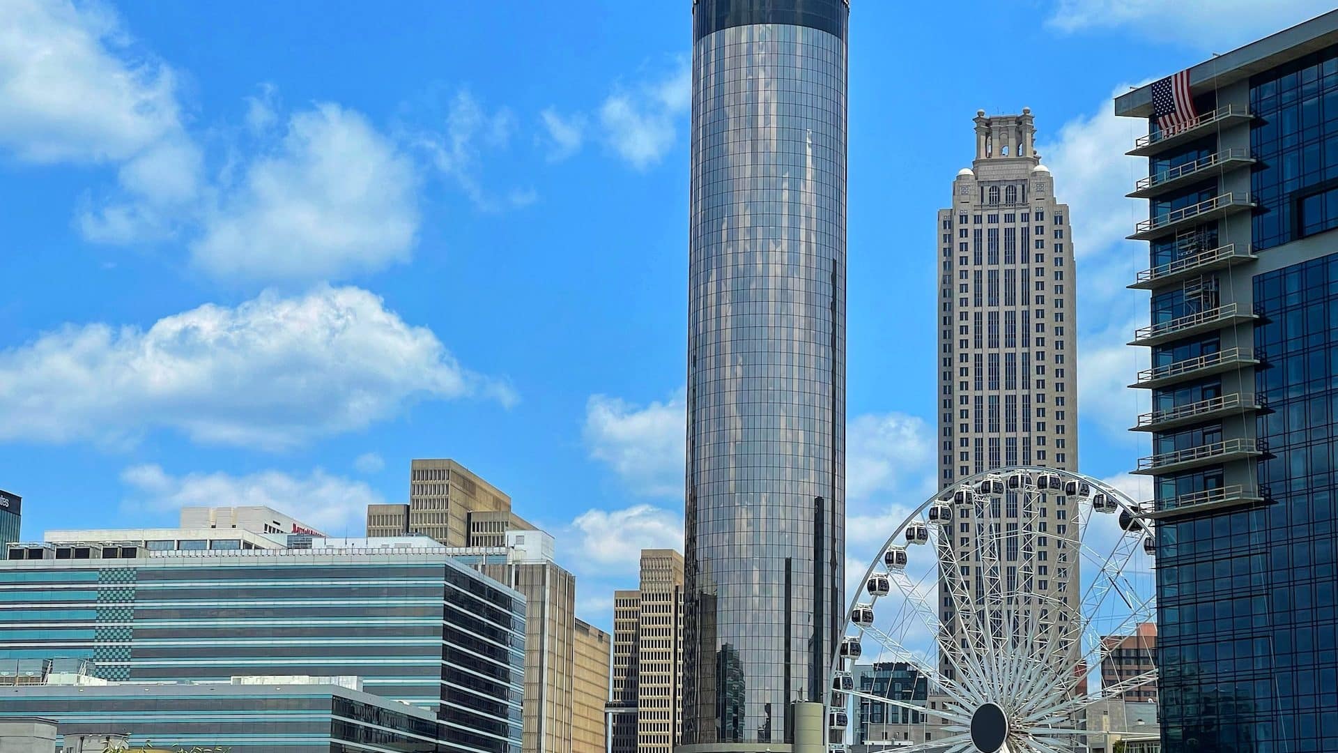 Lleno de rascacielos y atracciones, Downtown es el animado distrito financiero central de Atlanta