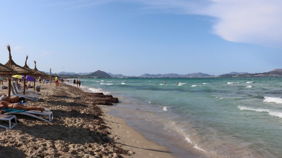 La playa de Alcúdia y la playa de Muro son muy populares y cuentan con todo tipo de servicios