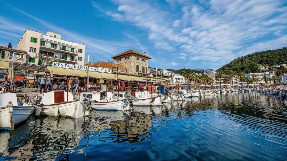 Con su carácter refinado, encanto marinero y hoteles exclusivos, Port de Sóller es uno de los mejores lugares donde alojarse en Mallorca para una luna de miel de lujo o una escapada exclusiva.