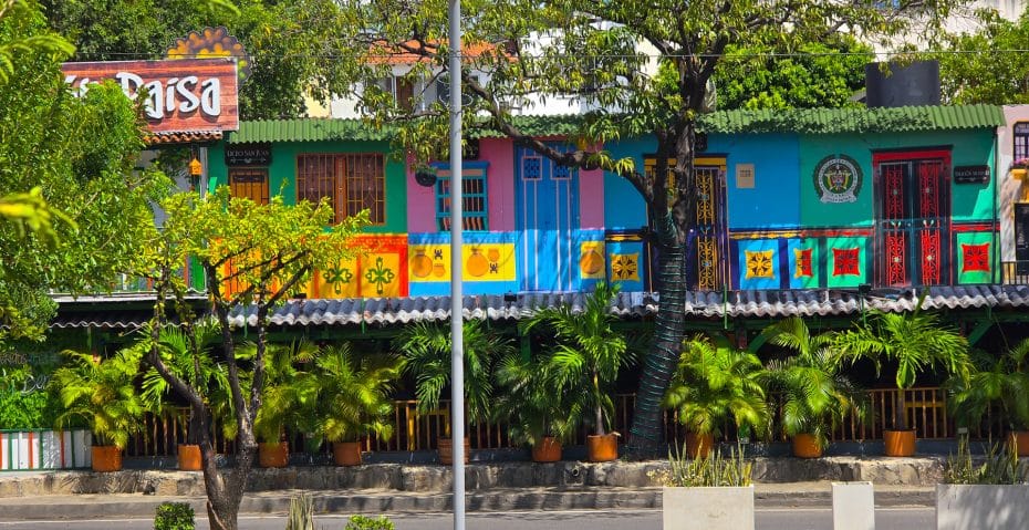 Zona de restaurantes y vida nocturna en la Avenida de los Libertadores, frente al Malecón