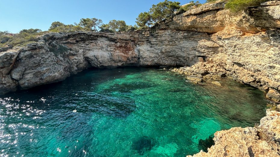 Santanyí y sus calas cercanas son algunos de los mejores lugares donde alojarse en Mallorca para quienes buscan una experiencia más tranquila y auténtica.