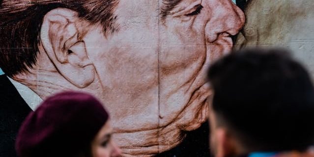 La East Side Gallery es conocida por sus coloridos murales