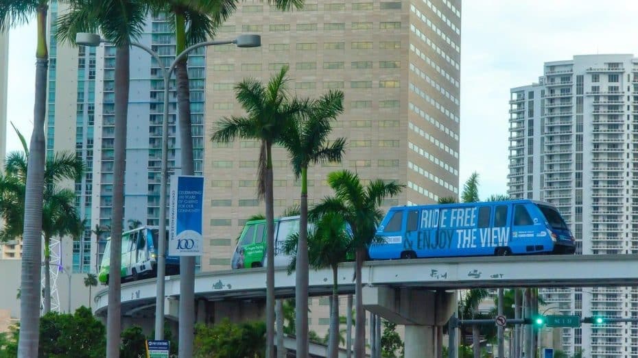 El sistema Metromover conecta Brickell con el Centro de Miami