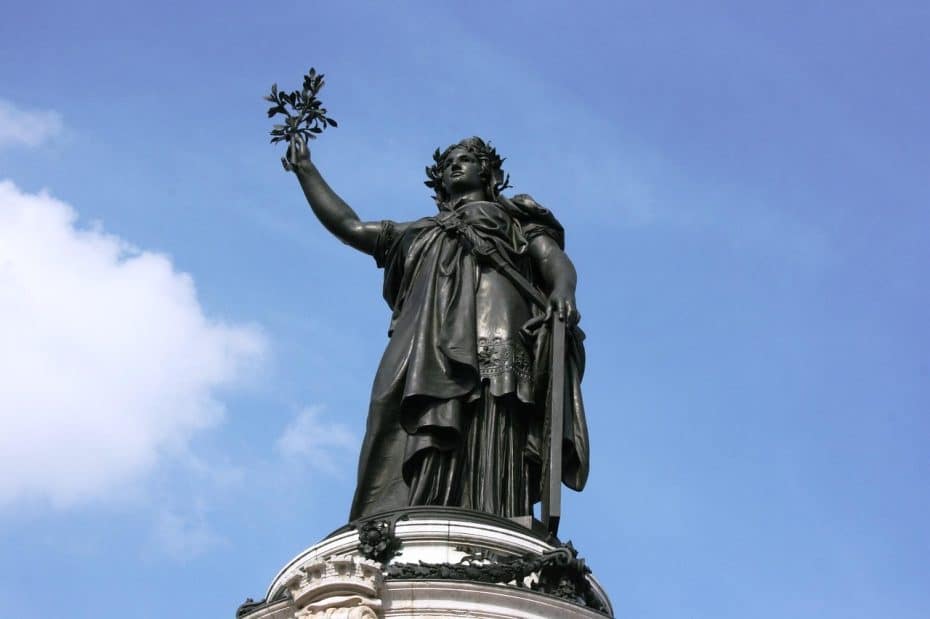 La estatua de Marianne en la Place de la République simboliza la República Francesa