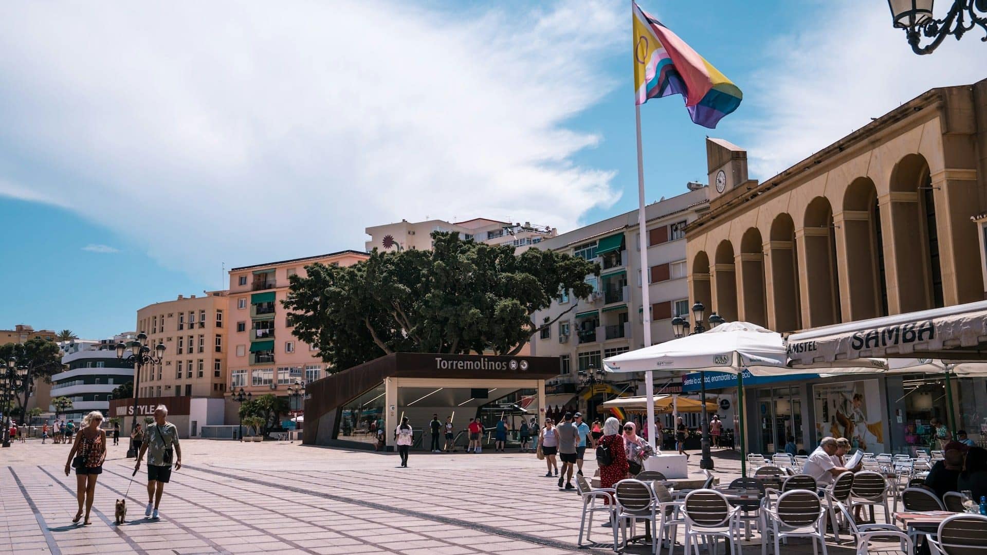 Anche se ufficialmente è una città separata, Torremolinos è strettamente legata a Málaga ed è una delle migliori zone dove alloggiare nella regione