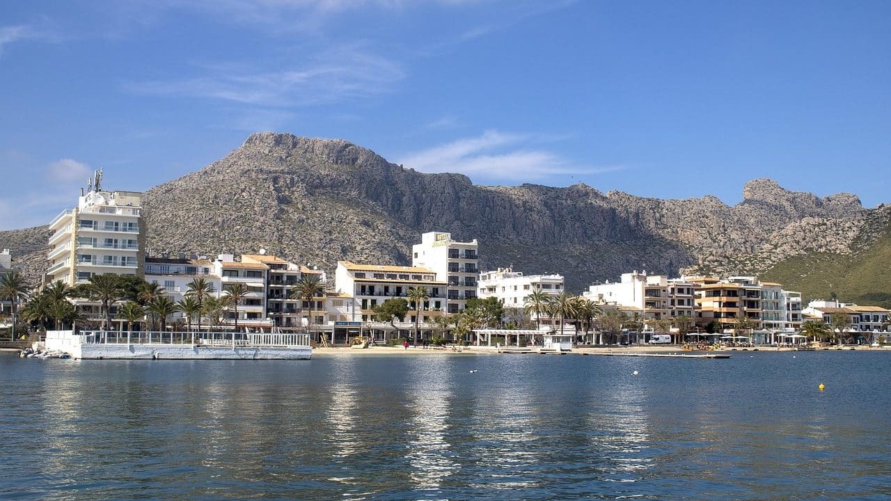 Con su mezcla de cultura, paisajes y actividades al aire libre, Pollença es una de las mejores zonas donde alojarse en Mallorca para parejas y quienes buscan una base tranquila.