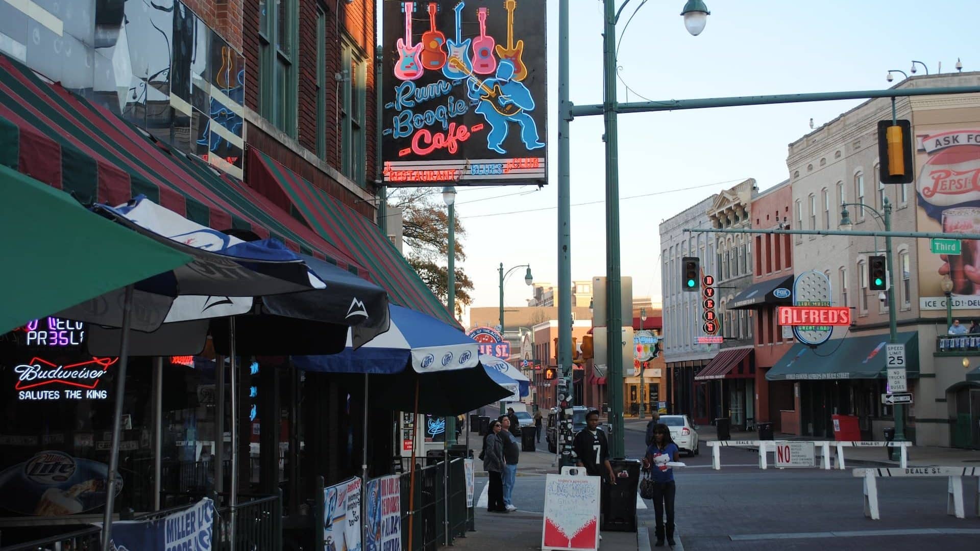 Beale Street es una de las atracciones más famosas de Memphis