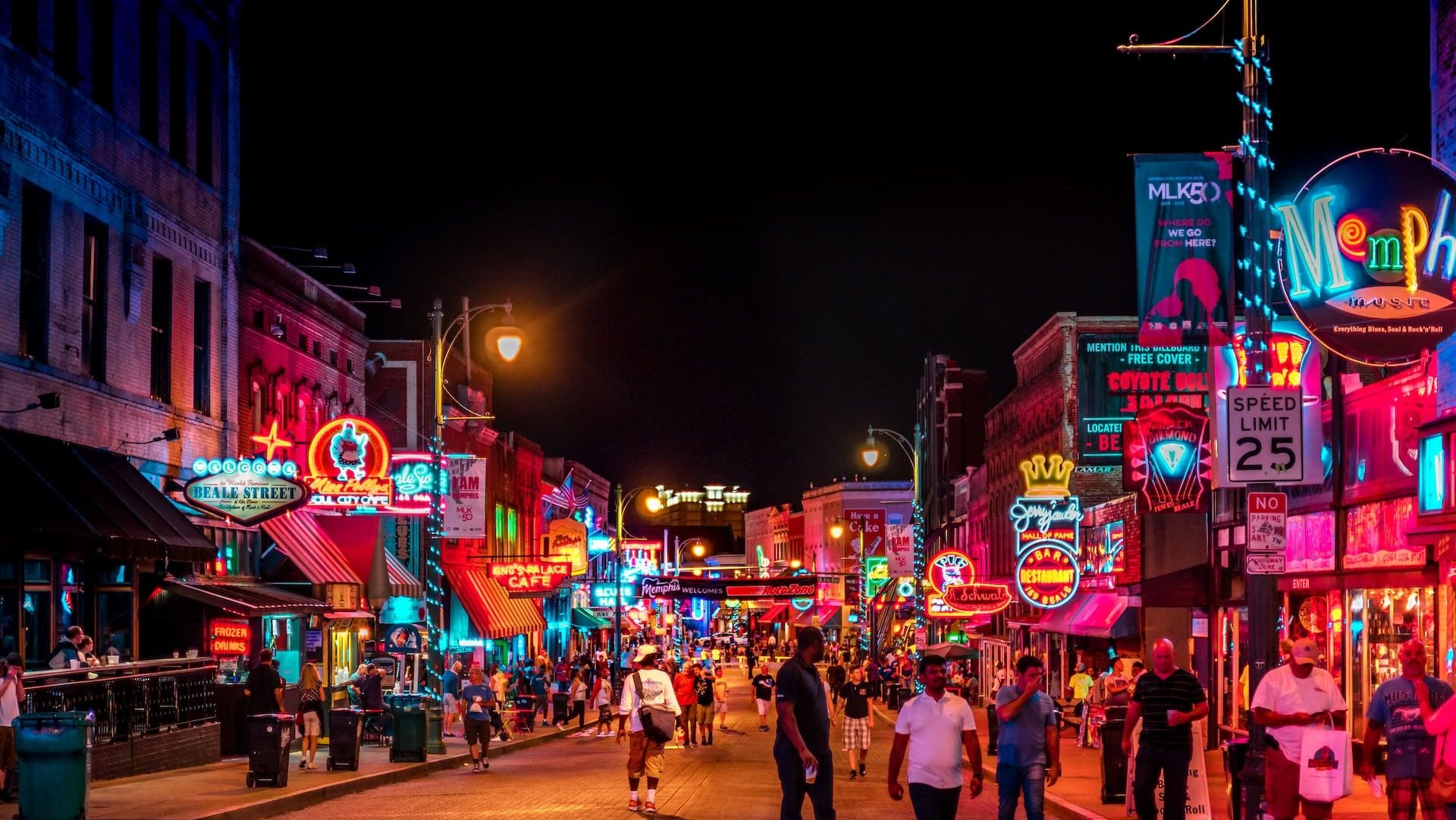 Beale Street es la zona de ocio nocturno más famosa de Memphis