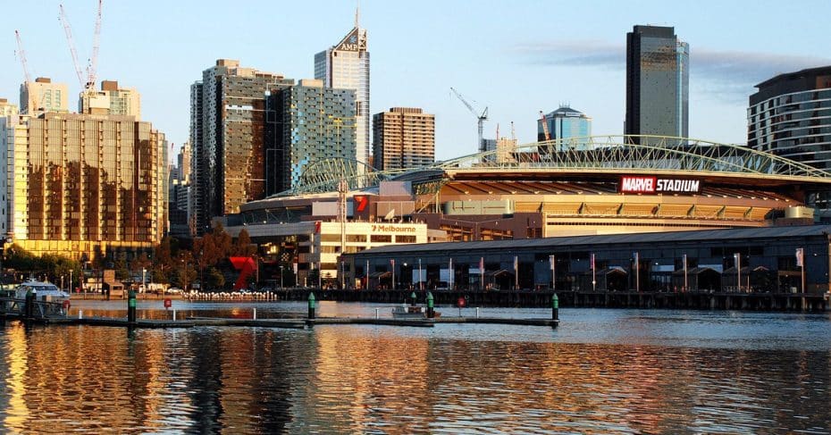 Docklands ofrece hoteles modernos y un frente marítimo moderno y tranquilo, a poca distancia a pie del centro de Melbourne