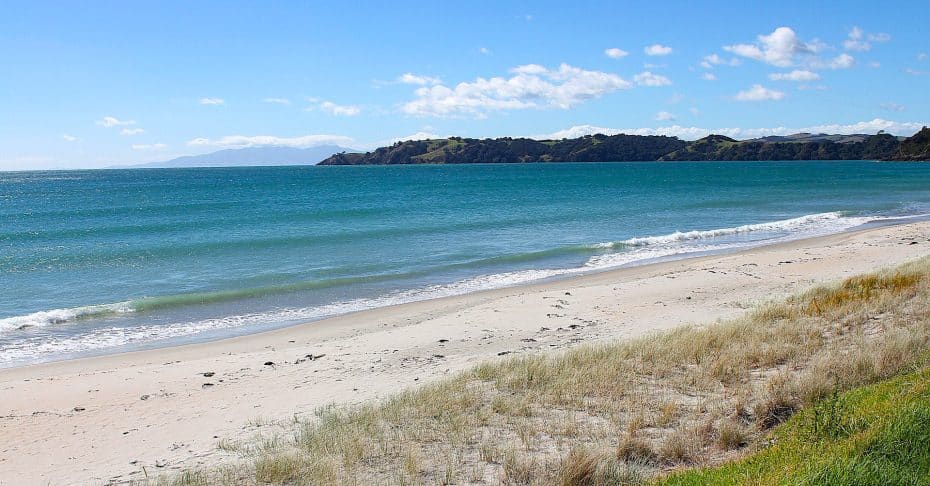 Onetangi es una de las mejores zonas para alojarse en la Isla Waiheke gracias a su extensa playa y cultura vinícola